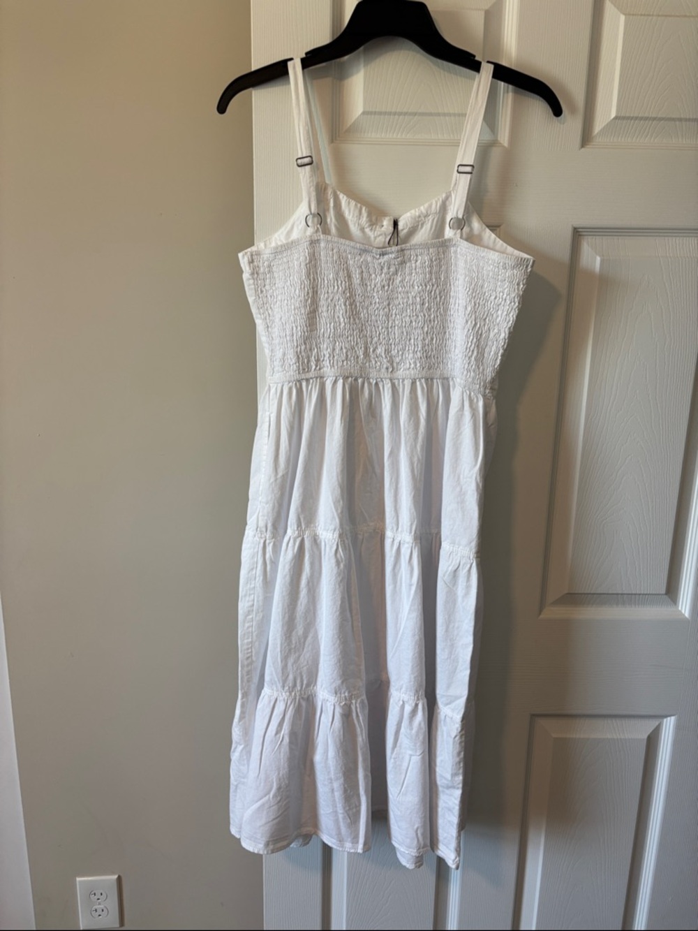 Sleeveless White Button-Front Midi Dress with Tiered Skirt - Picture 3 of 3